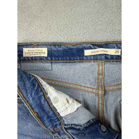 Levis Jeans Womens 25 Premium Wedgie Straight Med Wash Distressed Raw Hem Big E - Picture 6 of 11